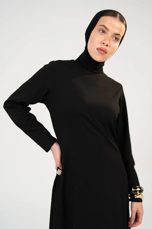 فستان بتفصيلة جانبية